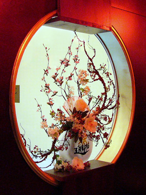 Оформление окна в китайском ресторане