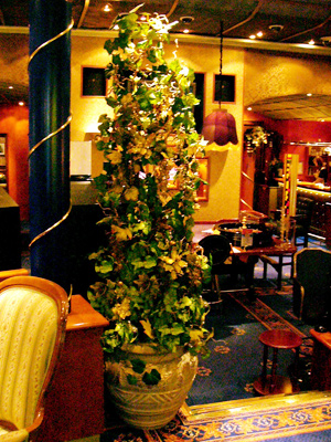 Композиция Виноградная лоза в интерьере клуба